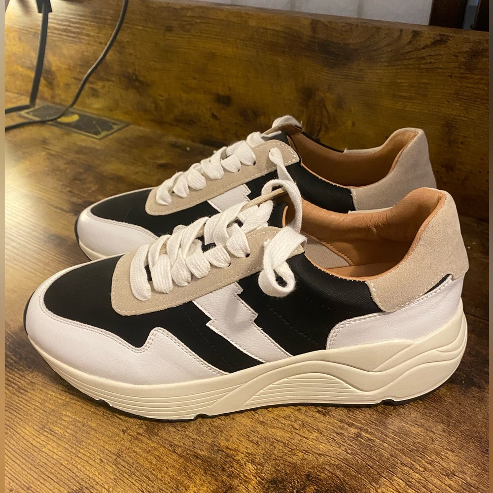 Platform style sneaker-NWOT, Oasis Society